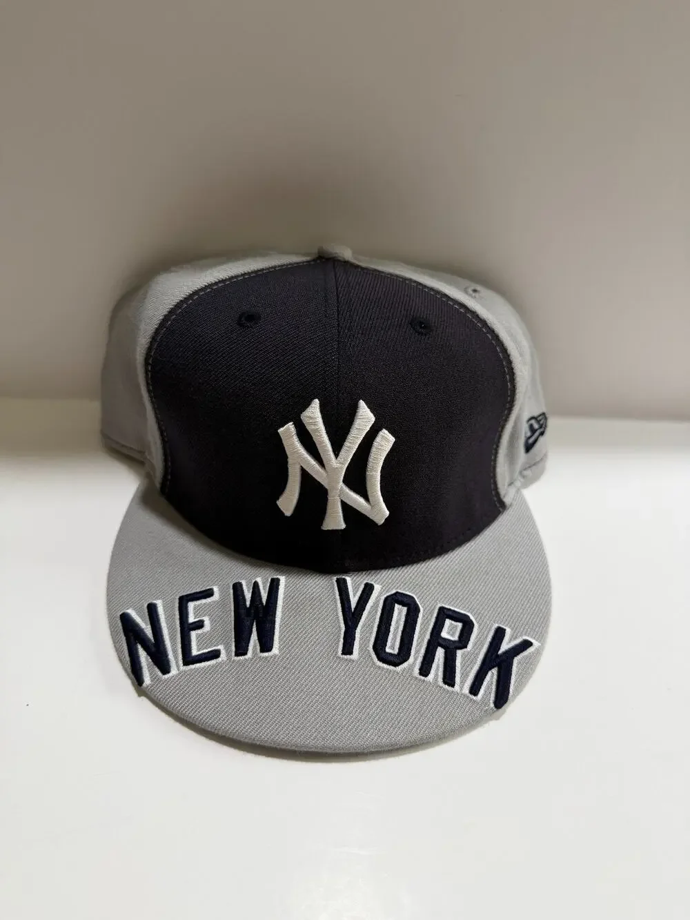 New Era New York Yankees 59Fifty Men Gray Blue Logo Fitted Hat Size 7 3/4